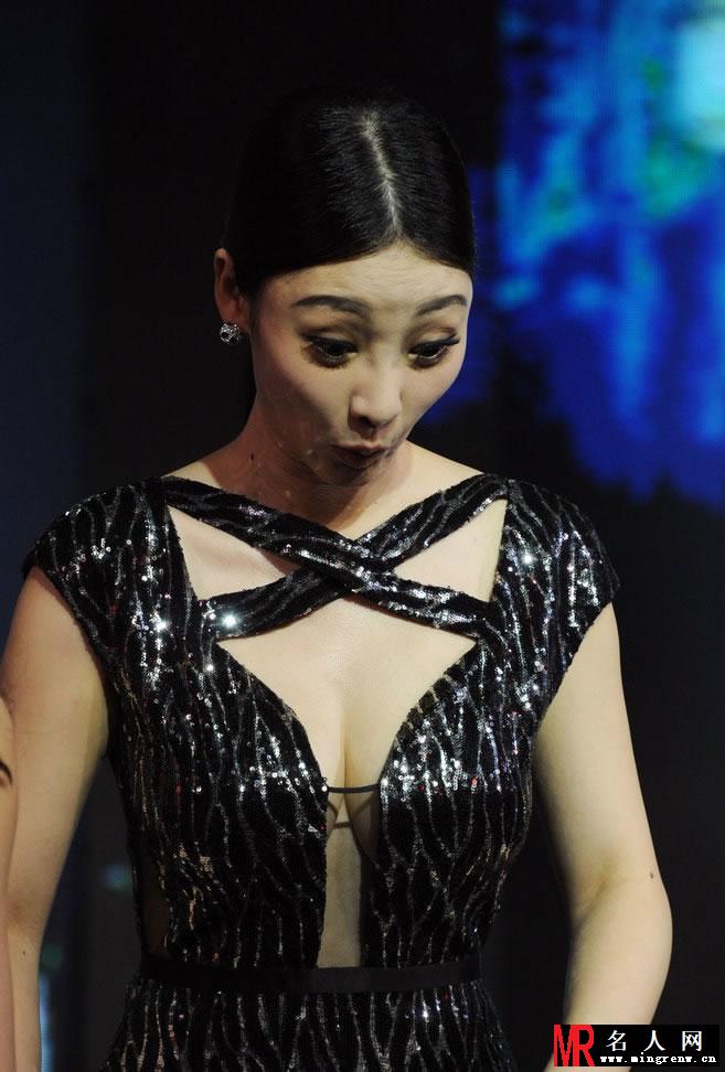 柳岩裸露装现身活动 中门大开秀豪乳(1)