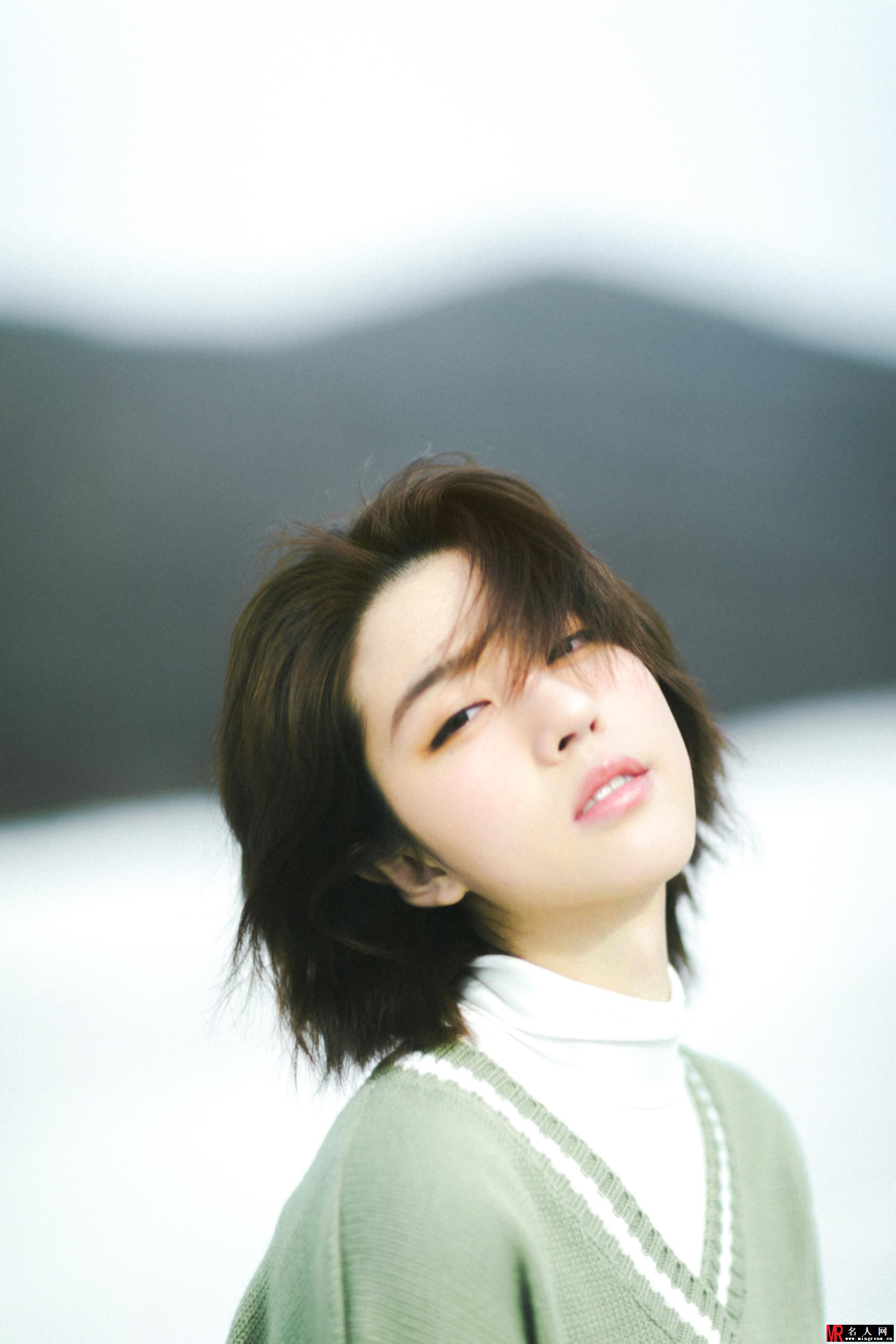 李凯馨雪中写真 抹茶绿毛衣温暖又文艺(1)