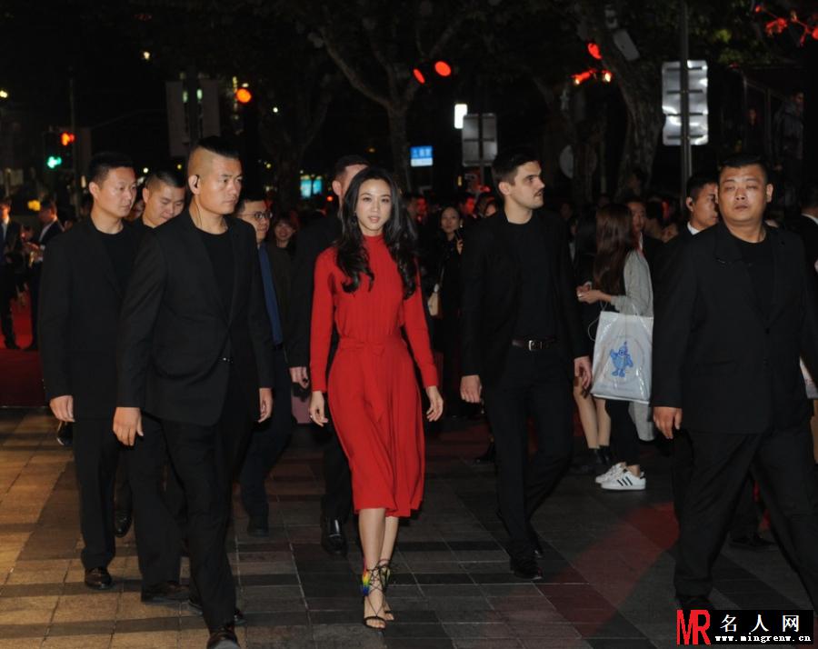 汤唯亮相红裙显眼 笑容优雅迷人(1)