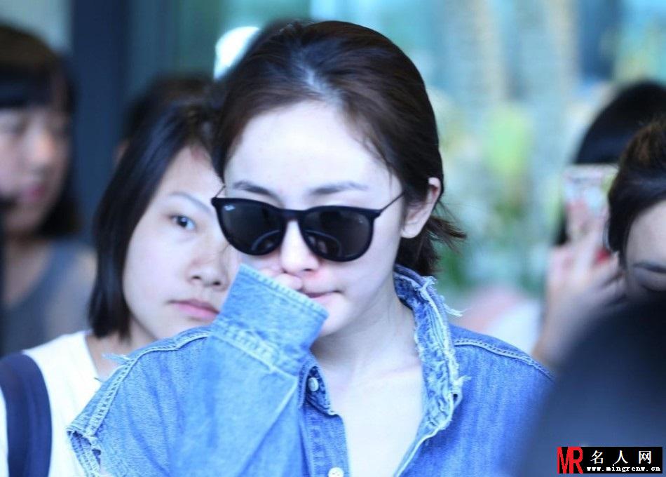 杨幂清早开工不断擦拭红鼻子似感冒(1)