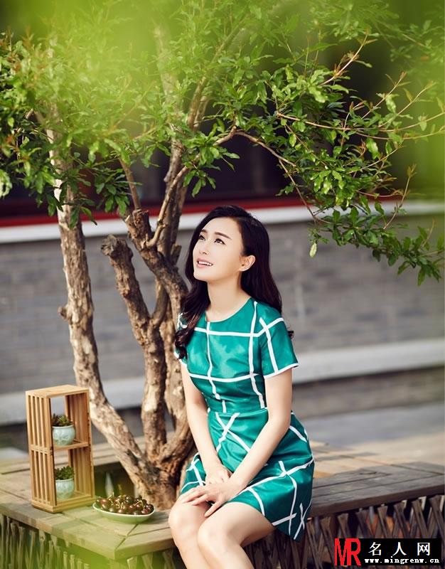 秦岚亲近自然写真 清新优雅美丽动人(1)