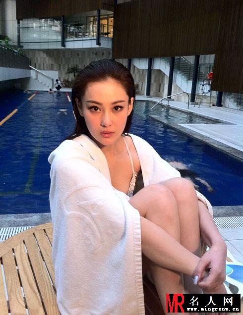 张馨予夏日清凉写真 上演湿身诱惑上体丰满(1)