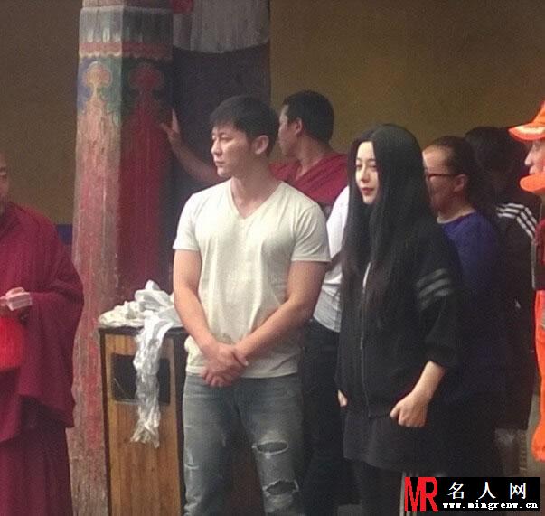 范冰冰李晨大昭寺虔诚礼佛 十指紧扣恋情甜蜜(1)