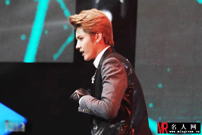 吴亦凡2013年百度娱乐沸点现场卖力表演颜值爆表(1)