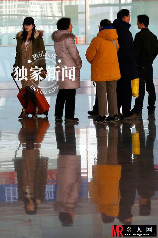 倪妮机场被偷拍大汇总 心情高兴对着偷拍镜头卖萌(1)
