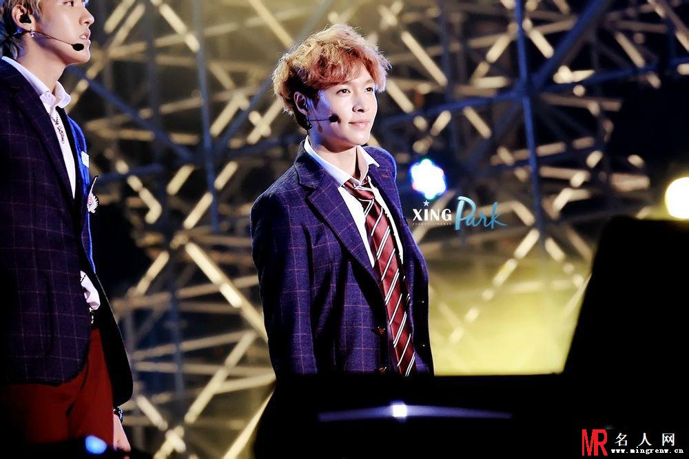 EXO张艺兴2013年南京群星演唱会帅气亮相惊爆全场(1)