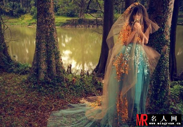 赵薇烟熏妆野性写真 大眼性感如野猫(1)