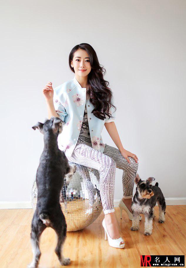陈紫函家居写真曝光 与爱犬嬉戏欢乐无限(1)