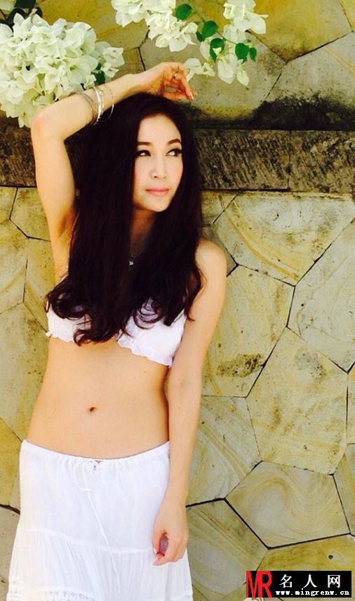女神温碧霞巴厘岛写真 风情万种身材依旧(1)