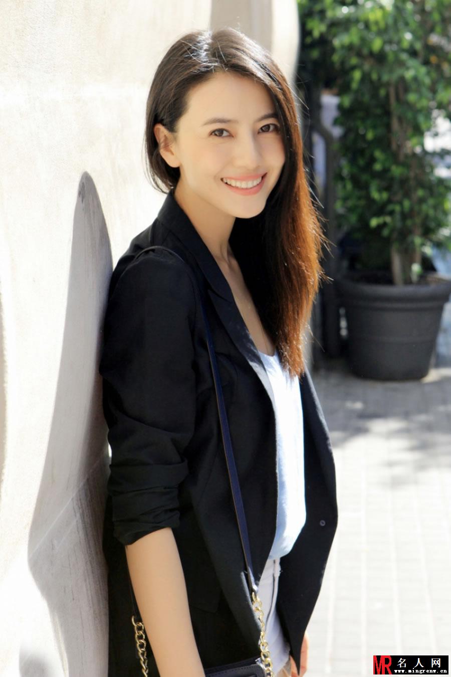 高圆圆曝畅游欧洲美照 笑容甜美清新可人(1)