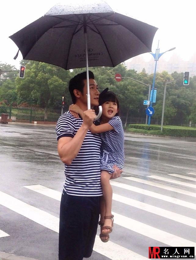 陆毅携贝儿雨中散步 网友称矿工他的女儿(1)