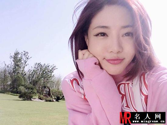 邓家佳微博晒合影 与小粉丝PK童颜(1)