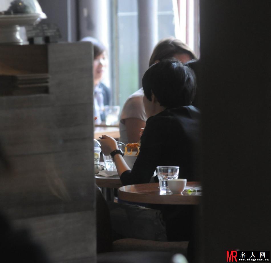 马伊琍与友人聚餐 手机不离身先行离开(1)