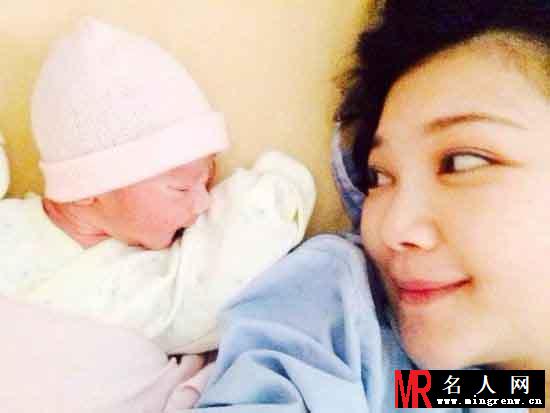 梁静茹全家福曝光 老公抱女合不拢嘴(1)