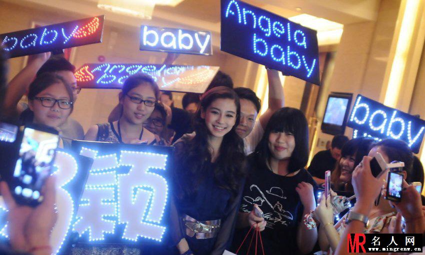 Angelababy薄衫现身酒店 惨遭圆脸哥亲密贴脸(1)