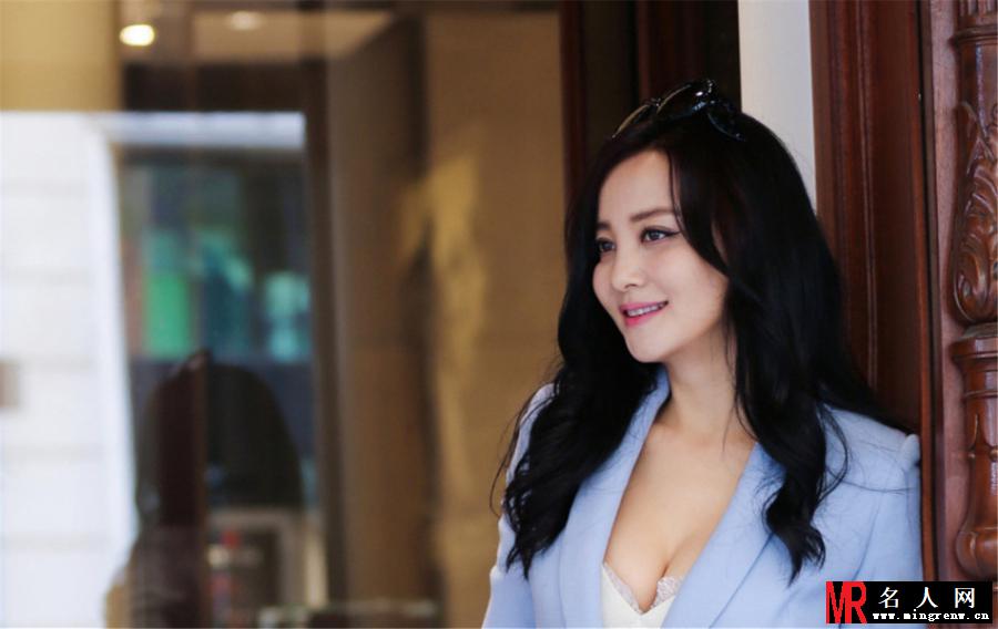 大陶红时尚街拍写真 尽显熟女魅力(1)