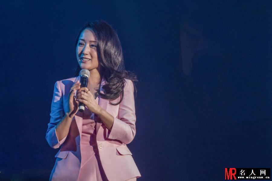 杨钰莹粉装亮相露甜蜜笑容献唱(1)