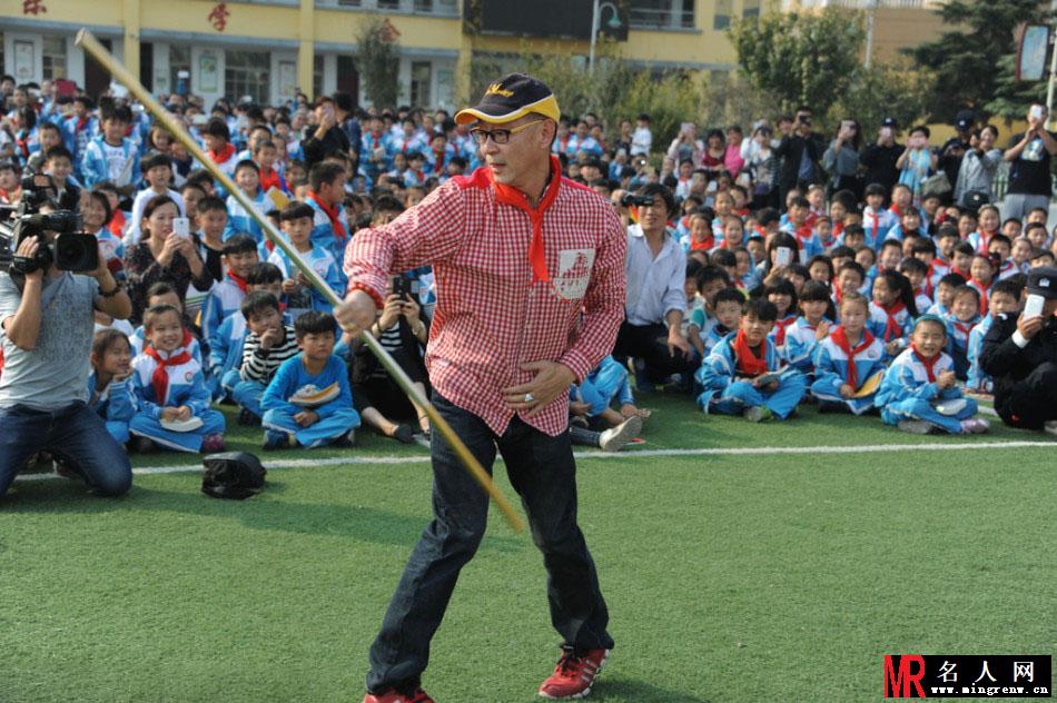 六小龄童安徽传书香 现场再耍“金箍棒(1)
