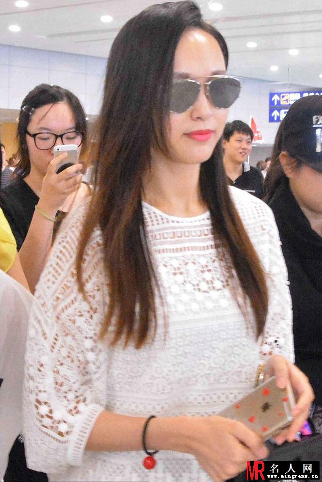 唐嫣戴墨镜现身机场 遮面似乎身体不适(1)