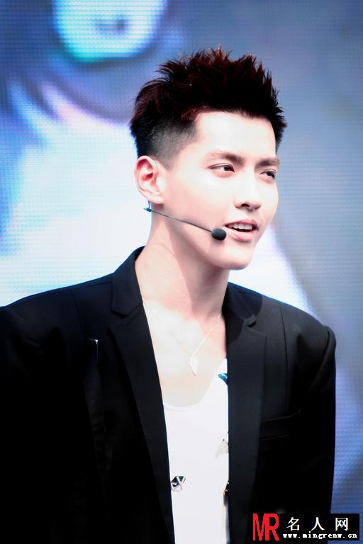 2013年EXO景福高中公演吴亦凡图片 队长帅气阳光(1)