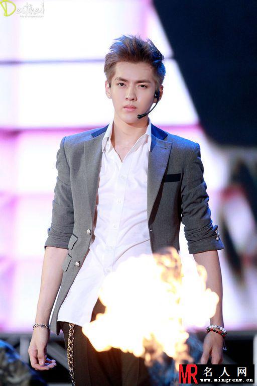 2013年玄仁歌谣节EXO惊艳亮相卖力演唱吴亦凡颜值爆表(1)