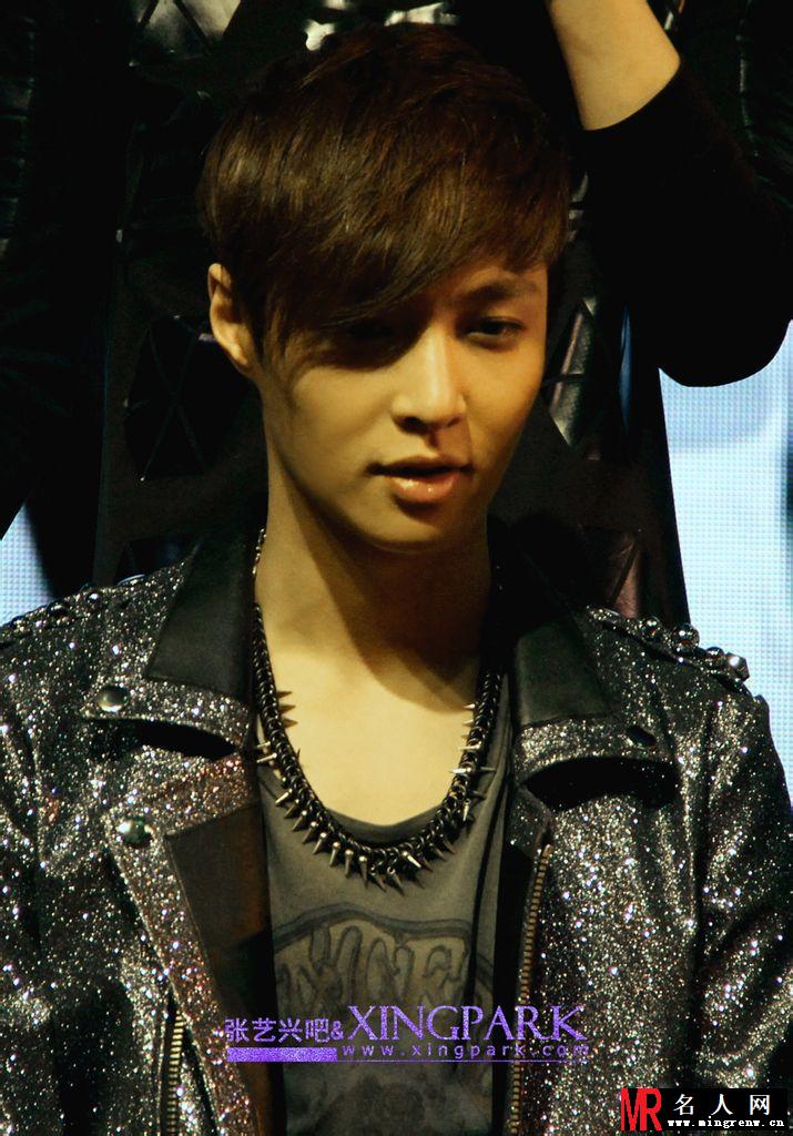 EXO张艺兴2012年帅气髙颜值亮相北京SHOW CASE 精彩表演引粉丝欢呼(1)
