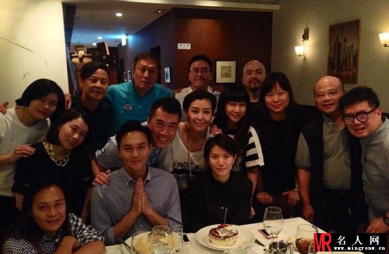 张智霖微博晒庆生照 与妻子袁咏仪亲密合影(1)