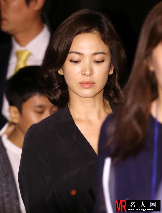 宋慧乔逃税首露面 面容沉重鞠躬道歉(1)