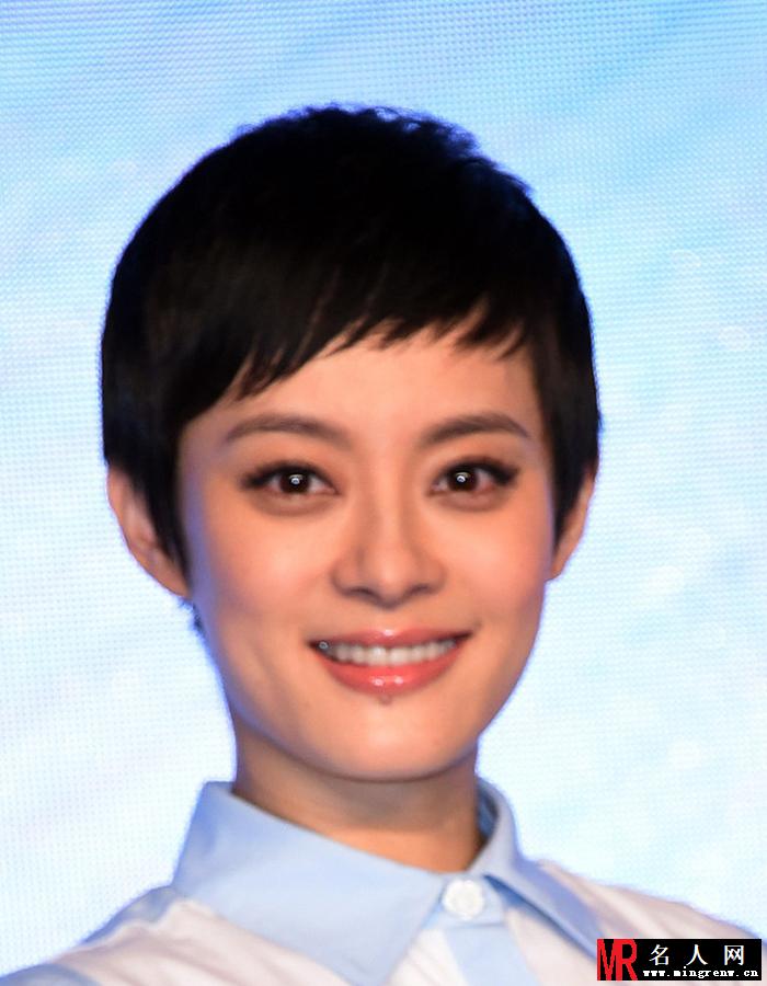 孙俪清爽亮相 干练短发衬通透妆容(1)