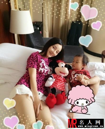 李小璐与女儿生活照 甜馨不改抠脚女汉子本色(1)