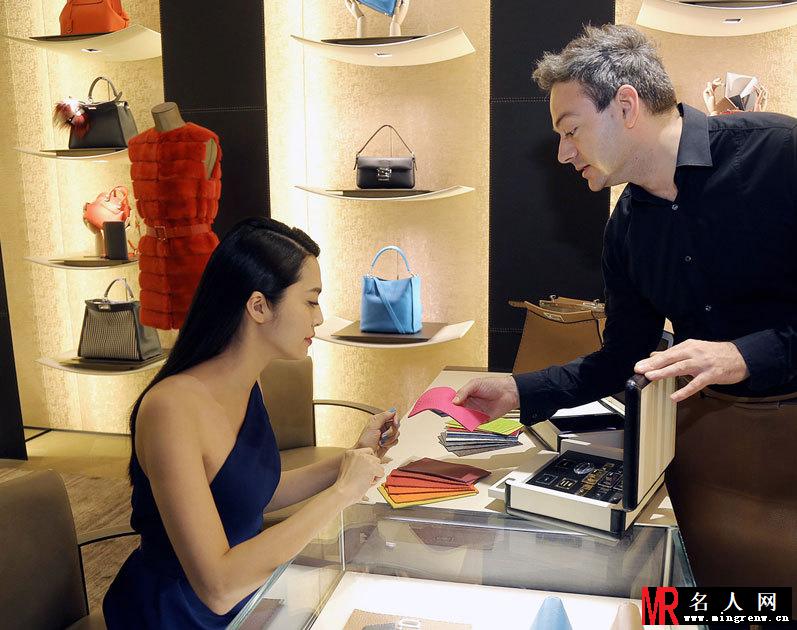 姚晨优雅亮相精品店开幕 宝蓝华服映衬俏佳人(1)