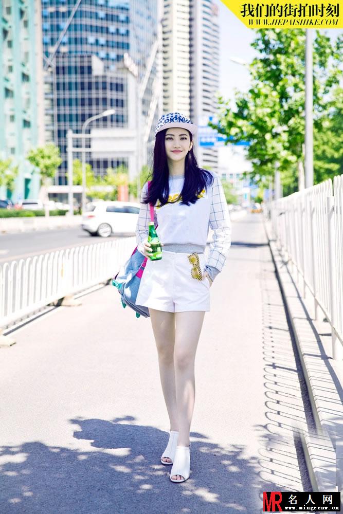 景甜夏日街拍曝光 棒球衫秀性感美腿(1)