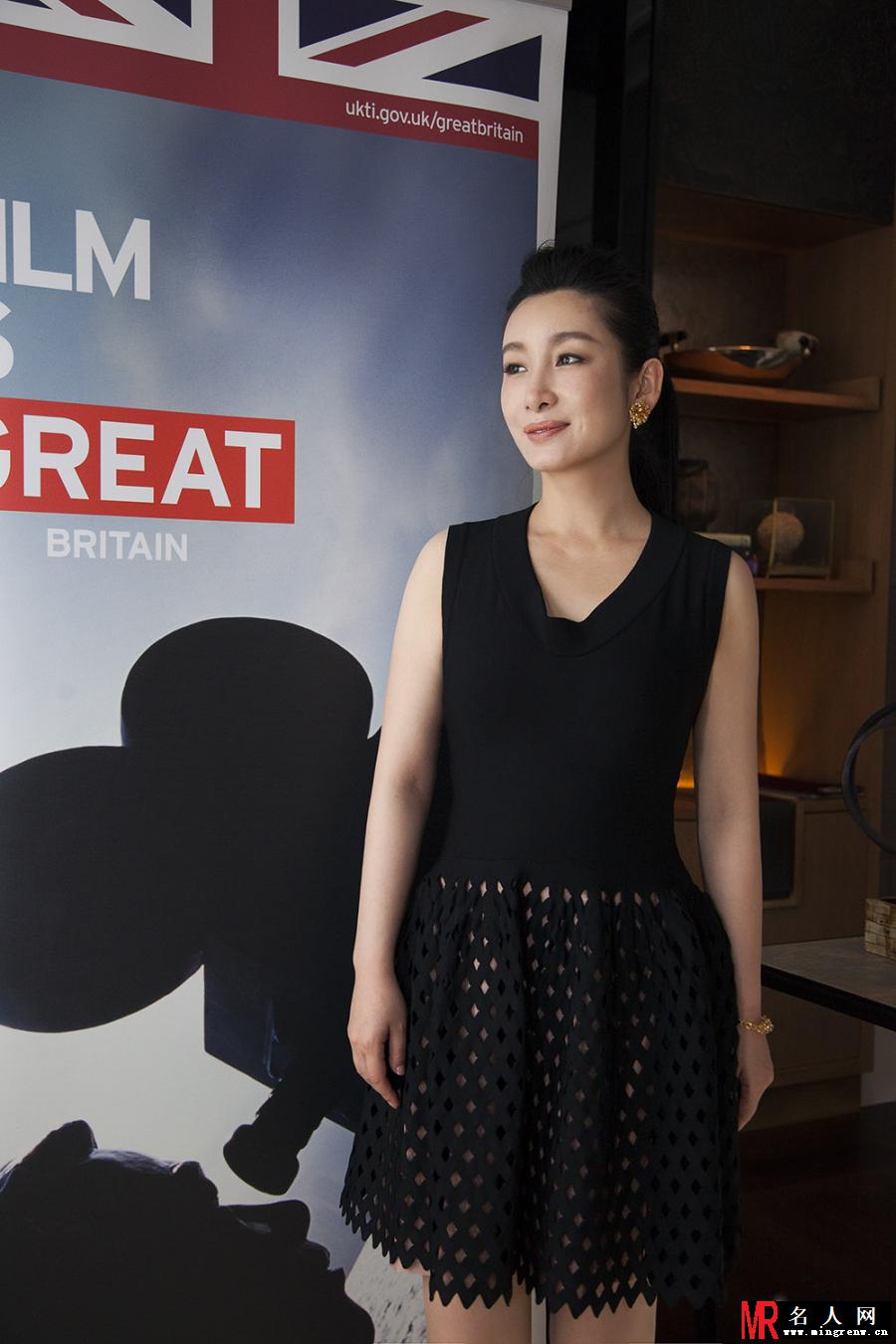 秦海璐黑色短裙优雅现身 担任中英电影大使(1)