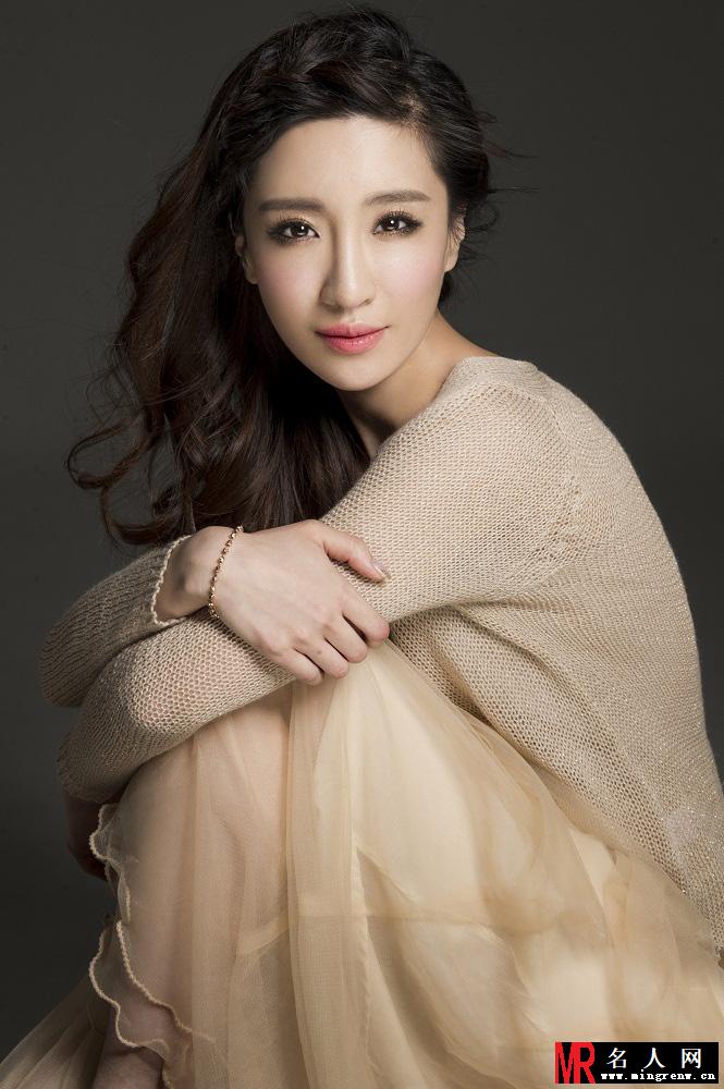马晓灿淑女写真曝光 裸色雪纺衫尽显名媛气质(1)