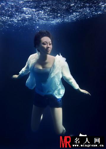闫妮水下性感大片 深海肉搏男星(1)