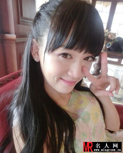 陈乔恩晒靓照肌肤细嫩 挺D奶可爱卖萌(1)