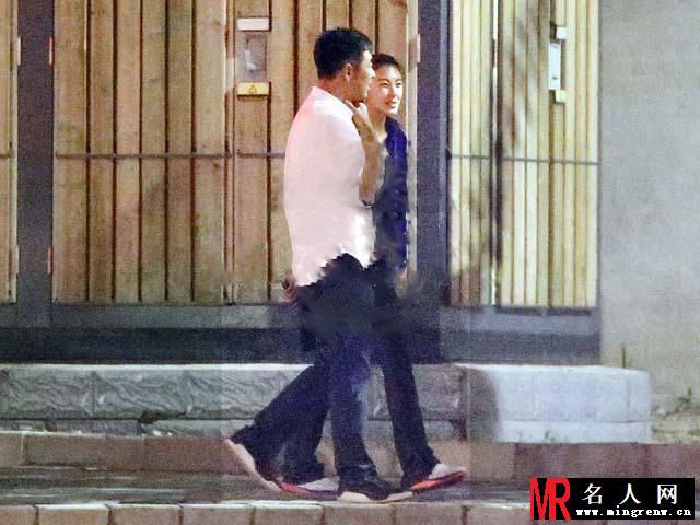 张雨绮新恋情曝光 与神秘男牵手压马路(1)