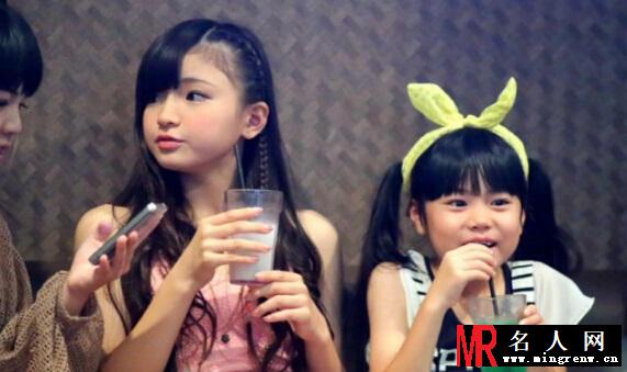 日本小学生女团走红 走成熟性感风遭吐槽(1)