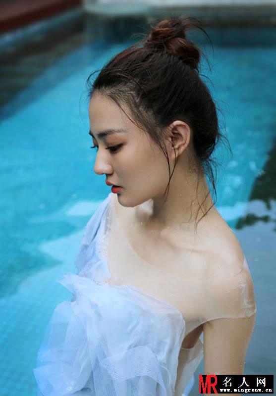 徐璐再曝湿身大片 肤如凝脂吹弹可破(1)