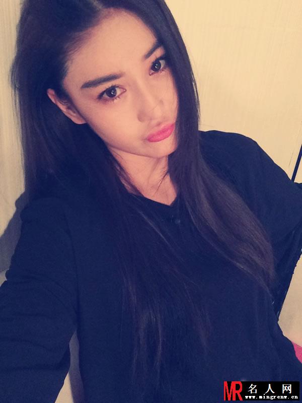 张馨予牛仔上衣帅气生活照 大眼镜酷萌酷萌(1)