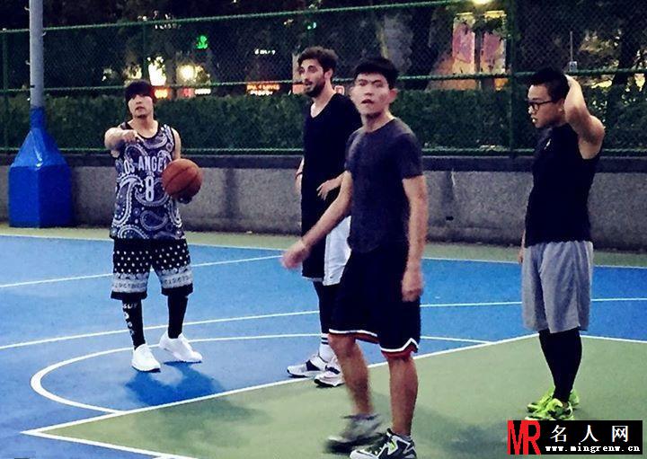 周杰伦蓝球场耍帅 孕妻昆凌发福扎马(1)