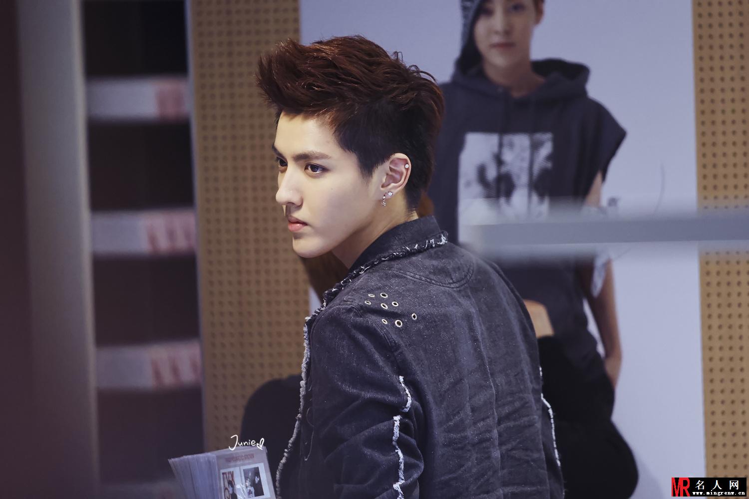 2013年韩国POP UP store活动现场EXO领队吴亦凡帅气现身颜值逆天(1)