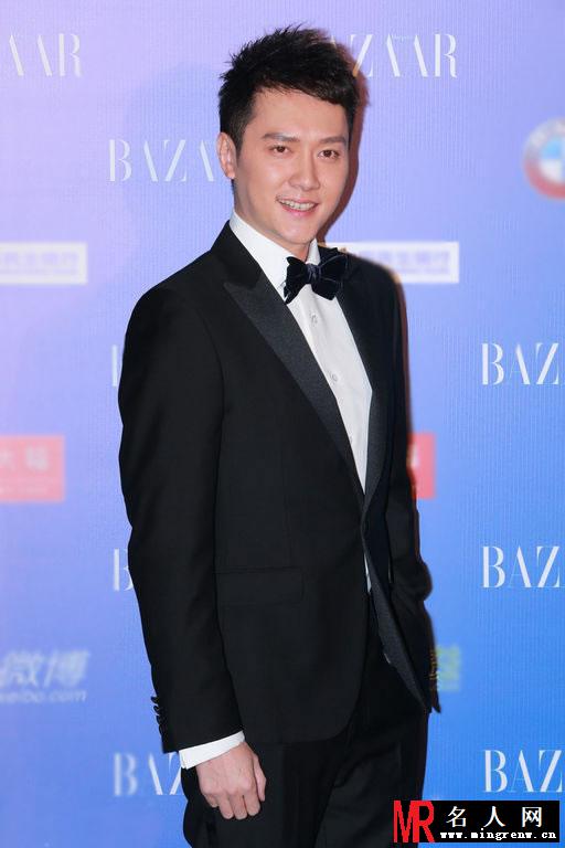 2014年芭莎明星慈善夜 冯绍峰帅气黑礼服登场(1)