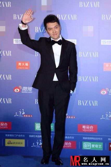2014年芭莎明星慈善夜 冯绍峰帅气黑礼服登场(1)