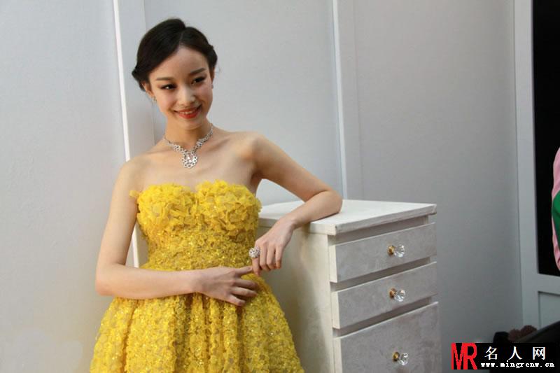 倪妮出席美国独立精神颁奖礼 黄裙飘逸仙气十足(1)