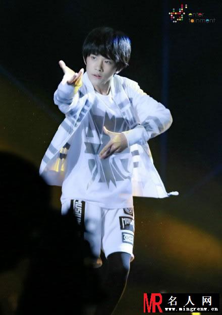 TFBOYS获得奖项 倾情演唱并与王力宏合照(1)