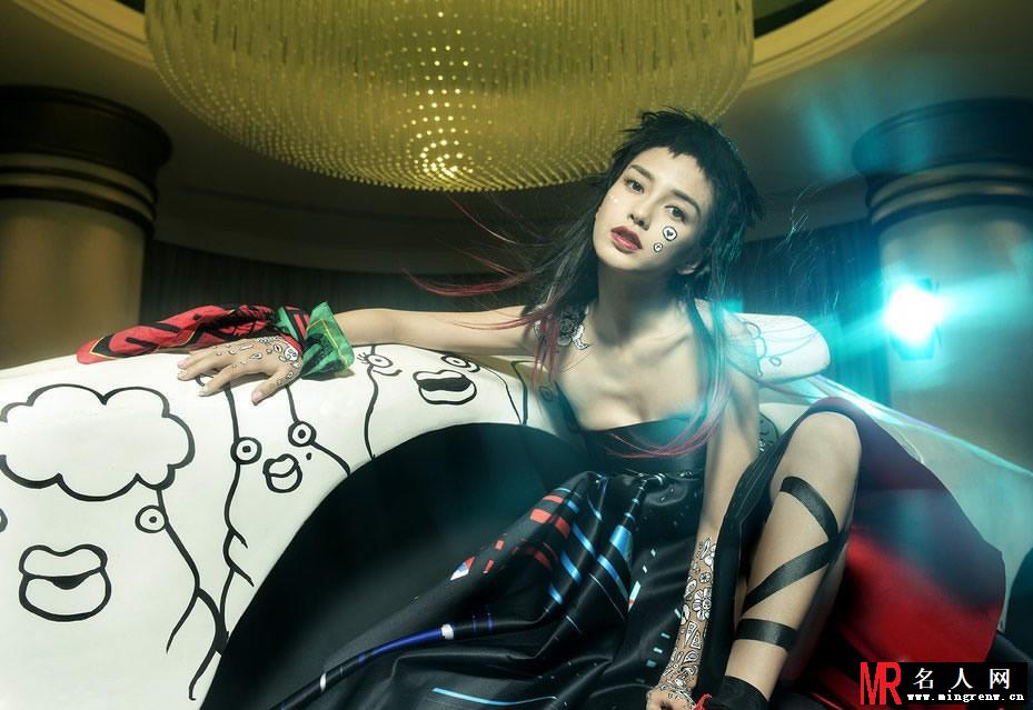 Angelababy洗剪吹杀马特造型拍广告 婚前最后疯狂一次(1)