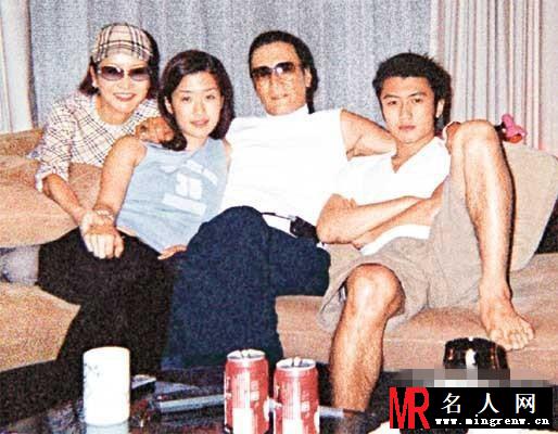 谢霆锋新全家福曝光 兄妹继承优良血统美呆了(1)
