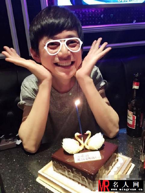 何炅41岁生日自拍 黄晓明baby现身祝贺(1)