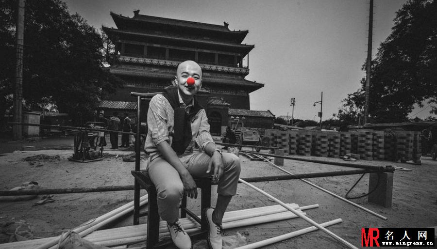 包贝尔黑白写真曝光 格子衬衫现代感十足(1)